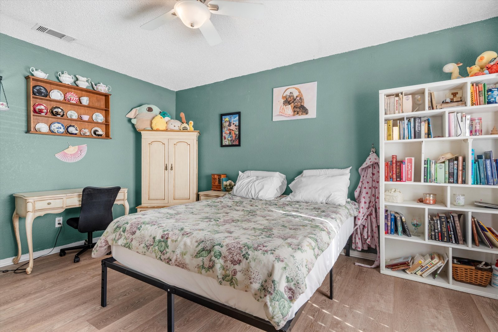 17-1613 St James Dr-17 Secondary bedroom with ceiling fan, wood-look flooring, and neutral color palette at 1613 Saint James Drive.